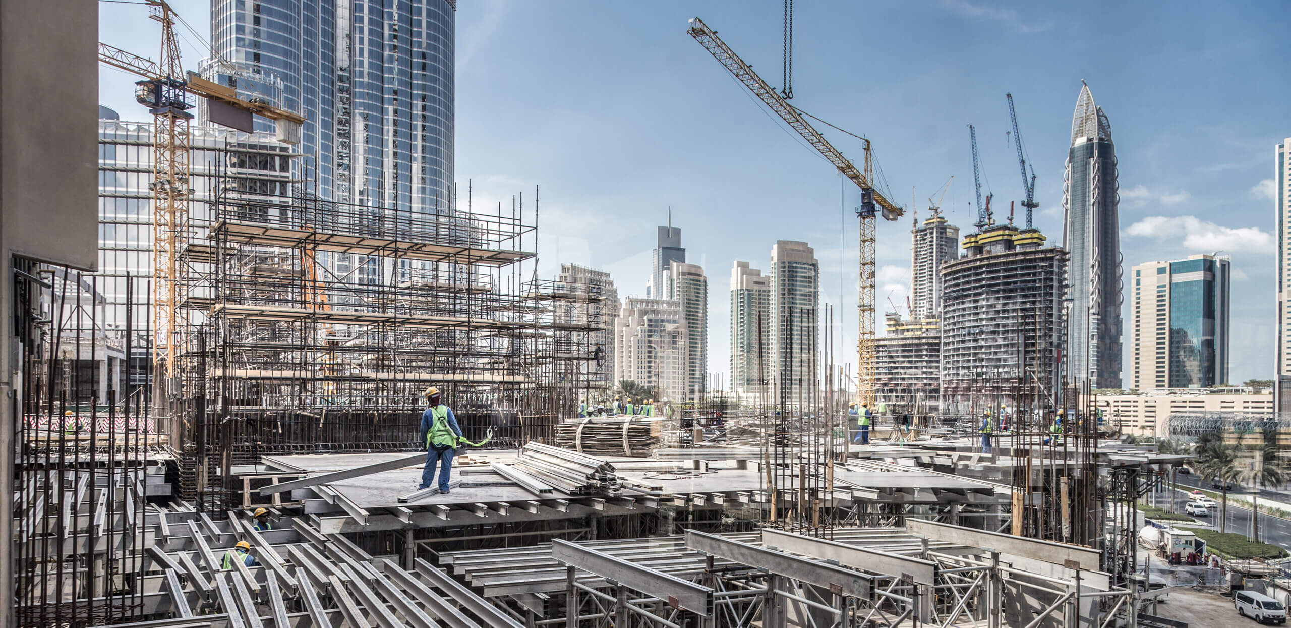 Building infrastructure. Строящееся здание. Масштабная стройка. Строительный объект. Красивая стройка.